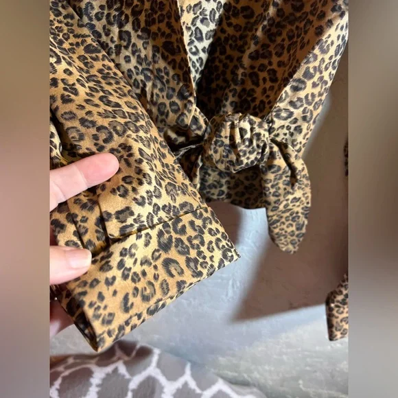 Coldwater Creek Leopard Print Blouse wrap style cotton spandex classic cuff M - Picture 5 of 11